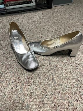 Vintage 60s metallic Silver Low Block Heel Pumps -Women- super cool
